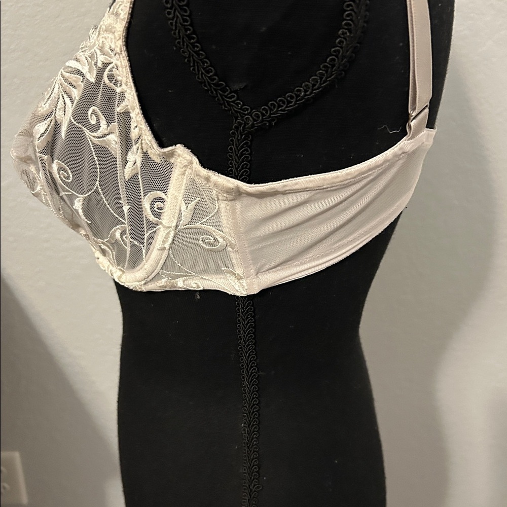 Woman’s Soma 36D underwire bra. - Picture 3 of 8